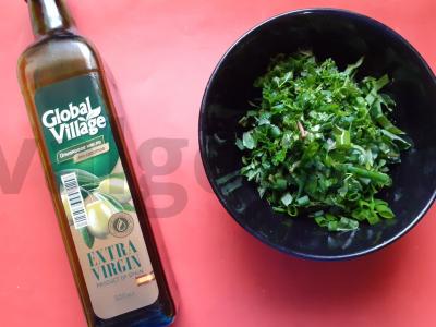 Pienės lapų salotos su žolelėmis, alyvuogių aliejumi ir sezamu Žingsnis 4