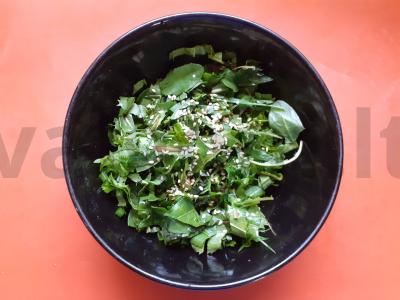 Pienės lapų salotos su žolelėmis, alyvuogių aliejumi ir sezamu pagrindine nuotrauka