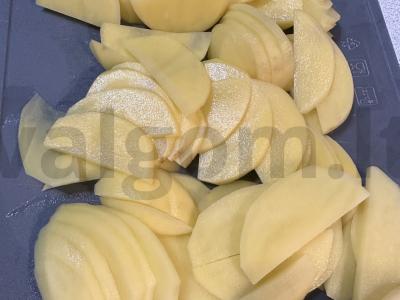 Originalus keptas bulves su sūriu, kiaušiniu ir marinuotais pomidorais Žingsnis 2