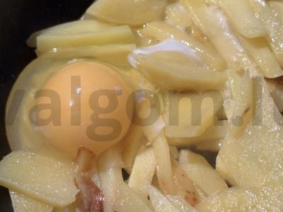 Originalus keptas bulves su sūriu, kiaušiniu ir marinuotais pomidorais Žingsnis 4