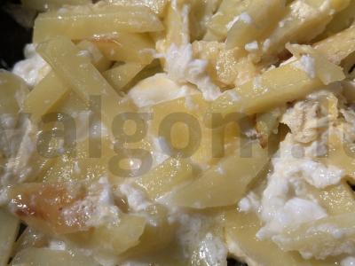 Originalus keptas bulves su sūriu, kiaušiniu ir marinuotais pomidorais Žingsnis 5