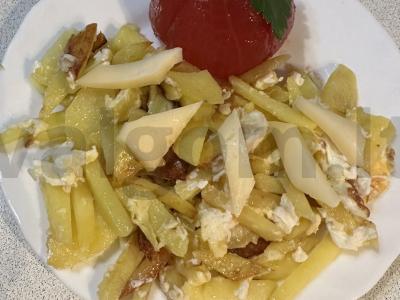 Originalus keptas bulves su sūriu, kiaušiniu ir marinuotais pomidorais pagrindine nuotrauka