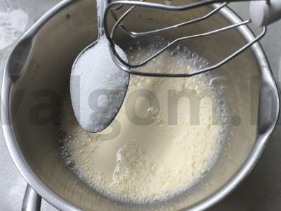 Blynai su varškės grūdeliais grietinėlėje Žingsnis 2