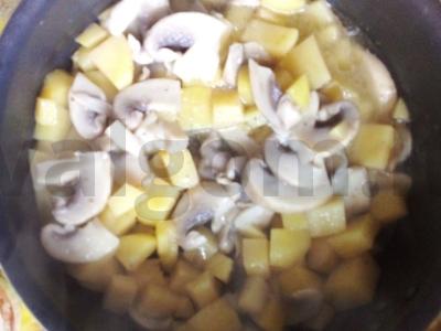 Bulvės su grybais grietinės padaže Žingsnis 5