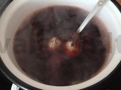 Kiaušiniai iš perpelės, dažyti ciberžole ir karkade Žingsnis 5