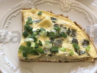 Omletas su rūgštynėmis ir prieskoniais pagrindine nuotrauka