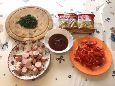 Makaronai su dešrelėmis ir daržovėmis Žingsnis 1