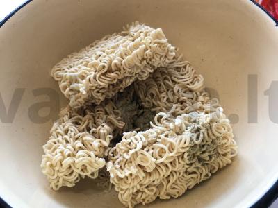 Makaronai su dešrelėmis ir daržovėmis Žingsnis 2