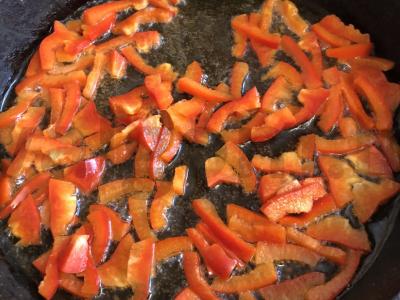 Makaronai su dešrelėmis ir daržovėmis Žingsnis 4