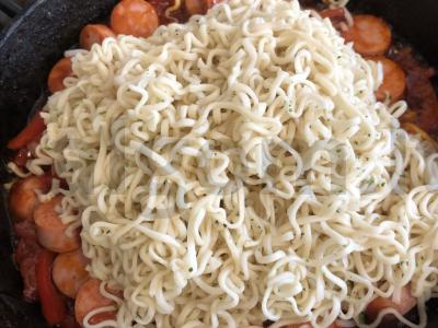 Makaronai su dešrelėmis ir daržovėmis Žingsnis 7