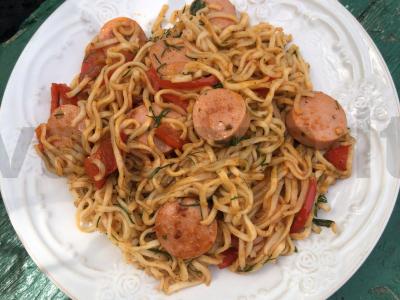 Makaronai su dešrelėmis ir daržovėmis pagrindine nuotrauka