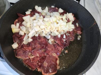 Vištienos kepenėlės grietinėje vakarienei Žingsnis 2