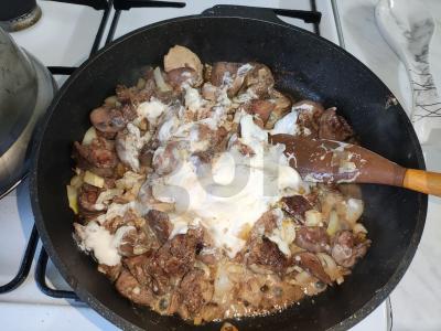 Vištienos kepenėlės grietinėje vakarienei Žingsnis 3