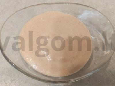 Rožinė padažas su grietine, pomidorų sultimis ir česnaku pagrindine nuotrauka