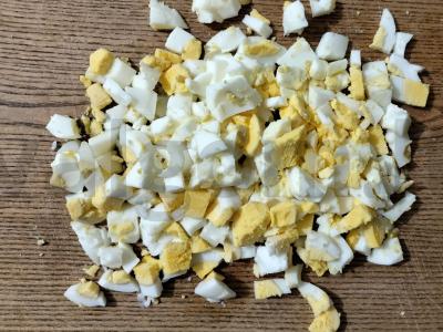 Olivjė su traškiais agurkais Žingsnis 1