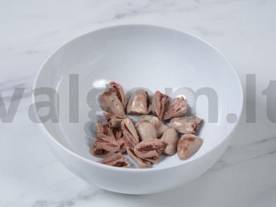 Vištienos širdelių salotos su kukurūzais ir svogūnais Žingsnis 4