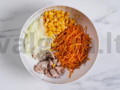 Vištienos širdelių salotos su kukurūzais ir svogūnais Žingsnis 7
