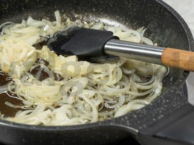 Prancūziškas svogūnų apkepas Žingsnis 2