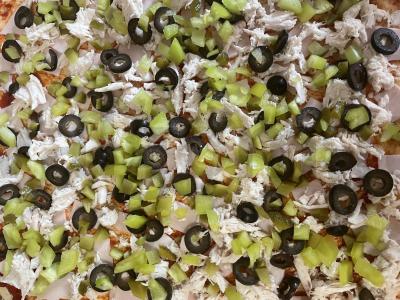 Namų pica su alyvuogėmis, vištiena ir suluguni Žingsnis 6