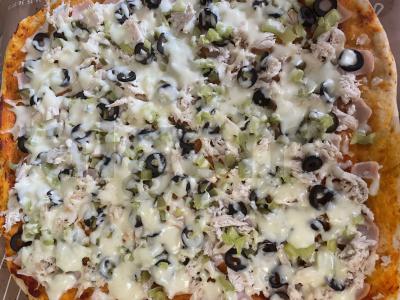 Namų pica su alyvuogėmis, vištiena ir suluguni Žingsnis 7