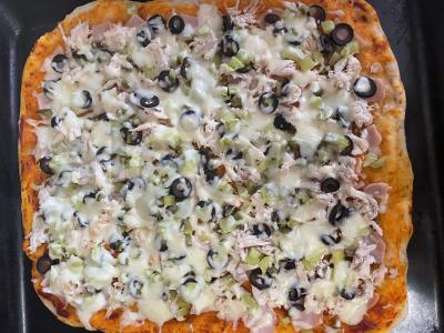 Namų pica su alyvuogėmis, vištiena ir suluguni pagrindine nuotrauka