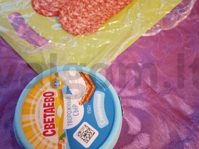 Dešrelių ritinys su varškės sūriu ir agurku Žingsnis 1