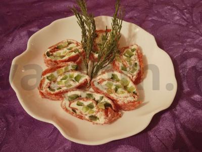 Dešrelių ritinys su varškės sūriu ir agurku pagrindine nuotrauka