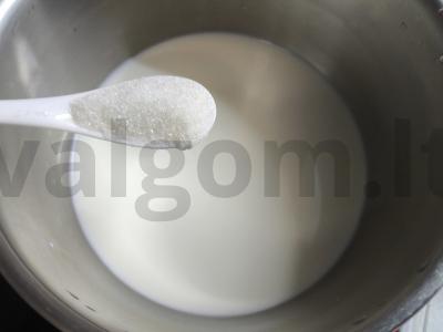 Manų košė su pienu, bananais ir cukrumi Žingsnis 1