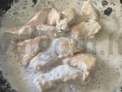 Vištienos gabaliukai grietinėlės sūryje „Mantra“ Žingsnis 5