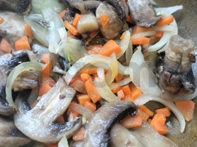 Rusų perlų košė su grybais ir daržovėmis puoduose Žingsnis 2