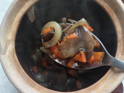 Rusų perlų košė su grybais ir daržovėmis puoduose Žingsnis 4