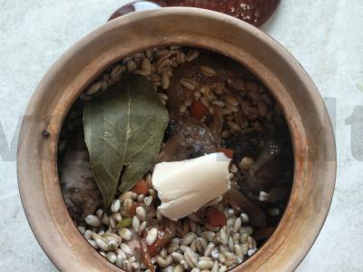 Rusų perlų košė su grybais ir daržovėmis puoduose Žingsnis 5