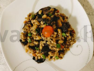 Rusų perlų košė su grybais ir daržovėmis puoduose pagrindine nuotrauka