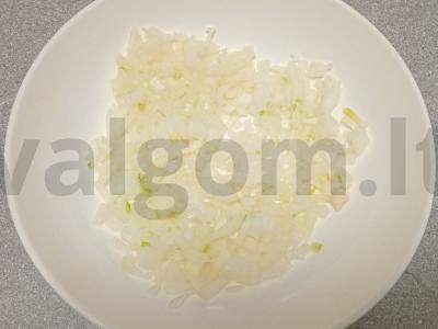 Svogūnų kotletai su manų kruopomis Žingsnis 1