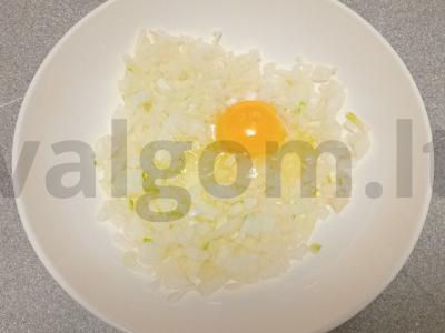 Svogūnų kotletai su manų kruopomis Žingsnis 2