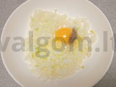 Svogūnų kotletai su manų kruopomis Žingsnis 3