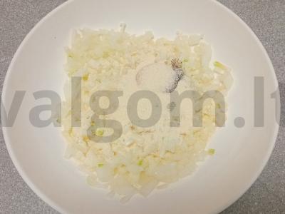 Svogūnų kotletai su manų kruopomis Žingsnis 4