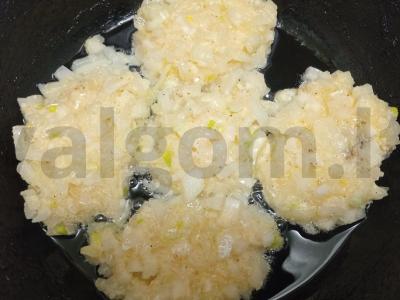 Svogūnų kotletai su manų kruopomis Žingsnis 6