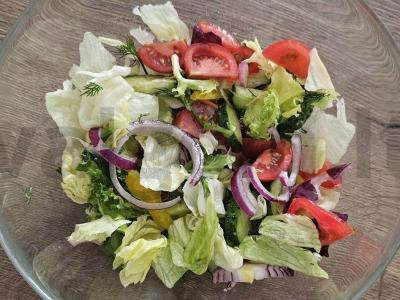 Vegetariškas daržovių salotas su aliejumi pagrindine nuotrauka