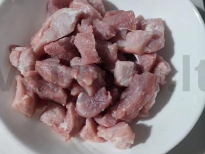 Kiauliena, troškinta grietinėje su pievagrybiais Žingsnis 1