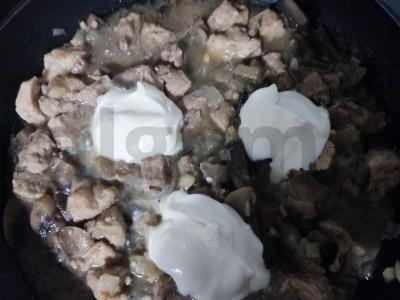 Kiauliena, troškinta grietinėje su pievagrybiais Žingsnis 3