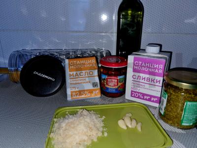 Makaronai su grybais ir pomidorais grietinėlės padaže Žingsnis 1