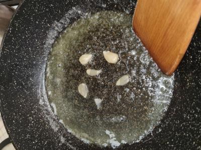 Makaronai su grybais ir pomidorais grietinėlės padaže Žingsnis 2