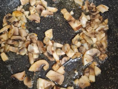 Makaronai su grybais ir pomidorais grietinėlės padaže Žingsnis 3