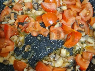 Makaronai su grybais ir pomidorais grietinėlės padaže Žingsnis 5