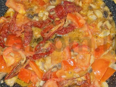 Makaronai su grybais ir pomidorais grietinėlės padaže Žingsnis 7