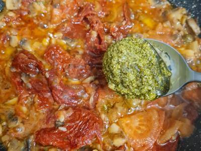 Makaronai su grybais ir pomidorais grietinėlės padaže Žingsnis 8