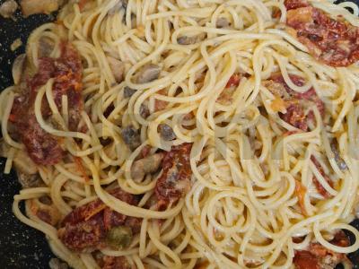 Makaronai su grybais ir pomidorais grietinėlės padaže Žingsnis 11