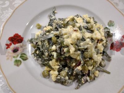 Naudingas jūros kopūstų salotas su žaliais žirneliais pagrindine nuotrauka