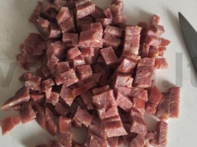 Salotos su morkomis, agurkais, pupelėmis ir sūriu kasytė Žingsnis 1